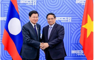 PM Pham Minh Chinh meets Lao top leader